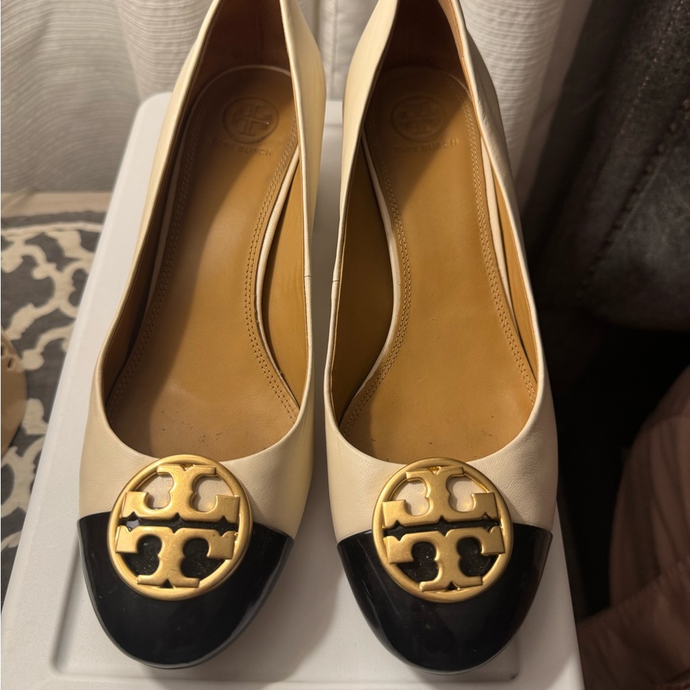 Tory Burch Black and Cream Women's 1” pumps